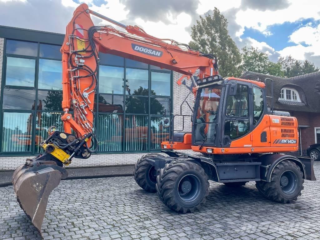 Doosan DX 140 W-3 轮式挖掘机