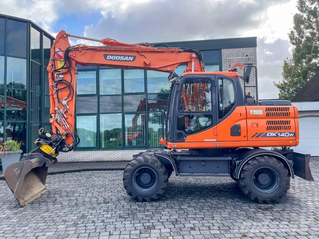 Doosan DX 140 W-3 轮式挖掘机