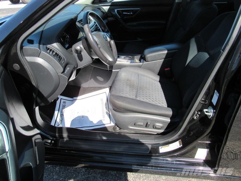 Nissan Altima 汽车