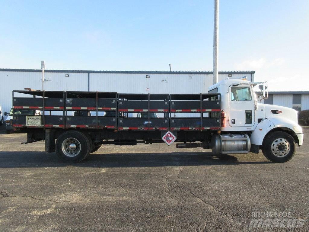 Peterbilt 335 平板栏板货车