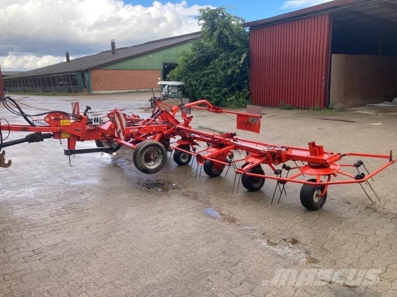 Kuhn GF 8702 T 犁耙和摊草机