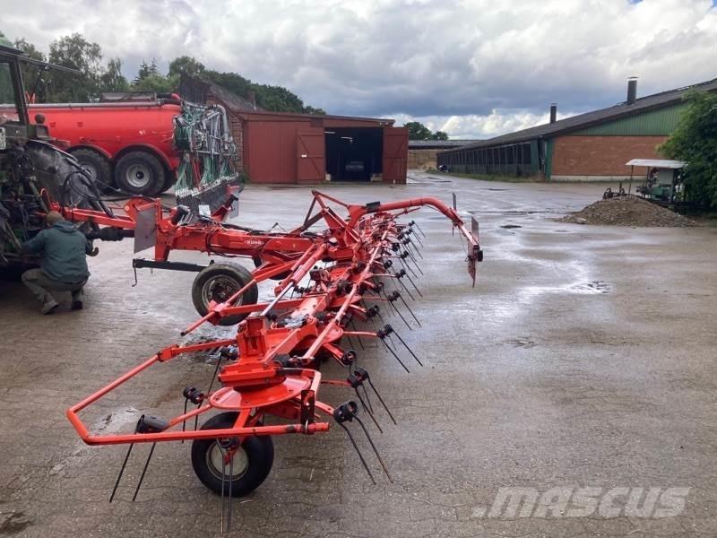 Kuhn GF 8702 T 犁耙和摊草机