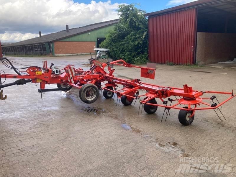 Kuhn GF8702T 犁耙和摊草机
