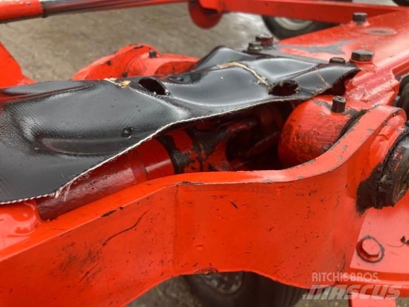 Kuhn GF8702T 犁耙和摊草机