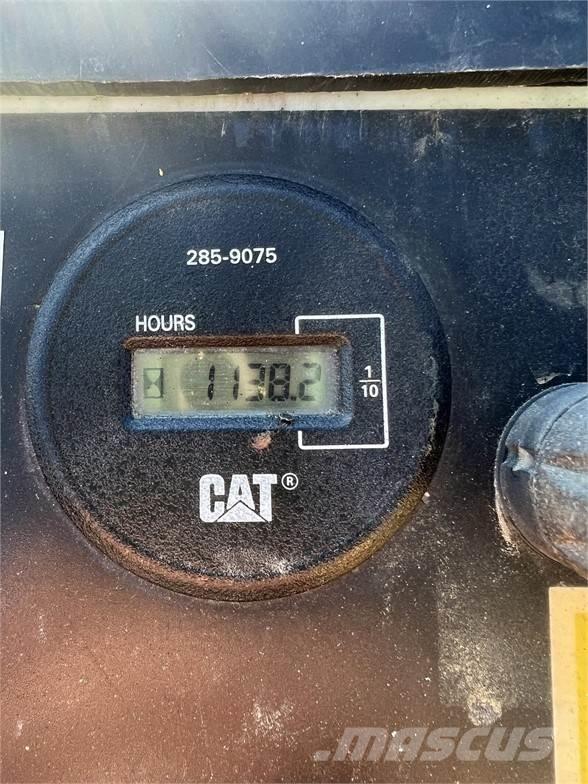 CAT PS-150B 胶轮压路机