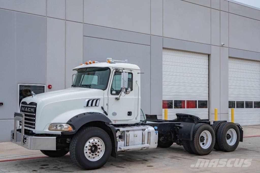 Mack Granite GU 813 牵引车