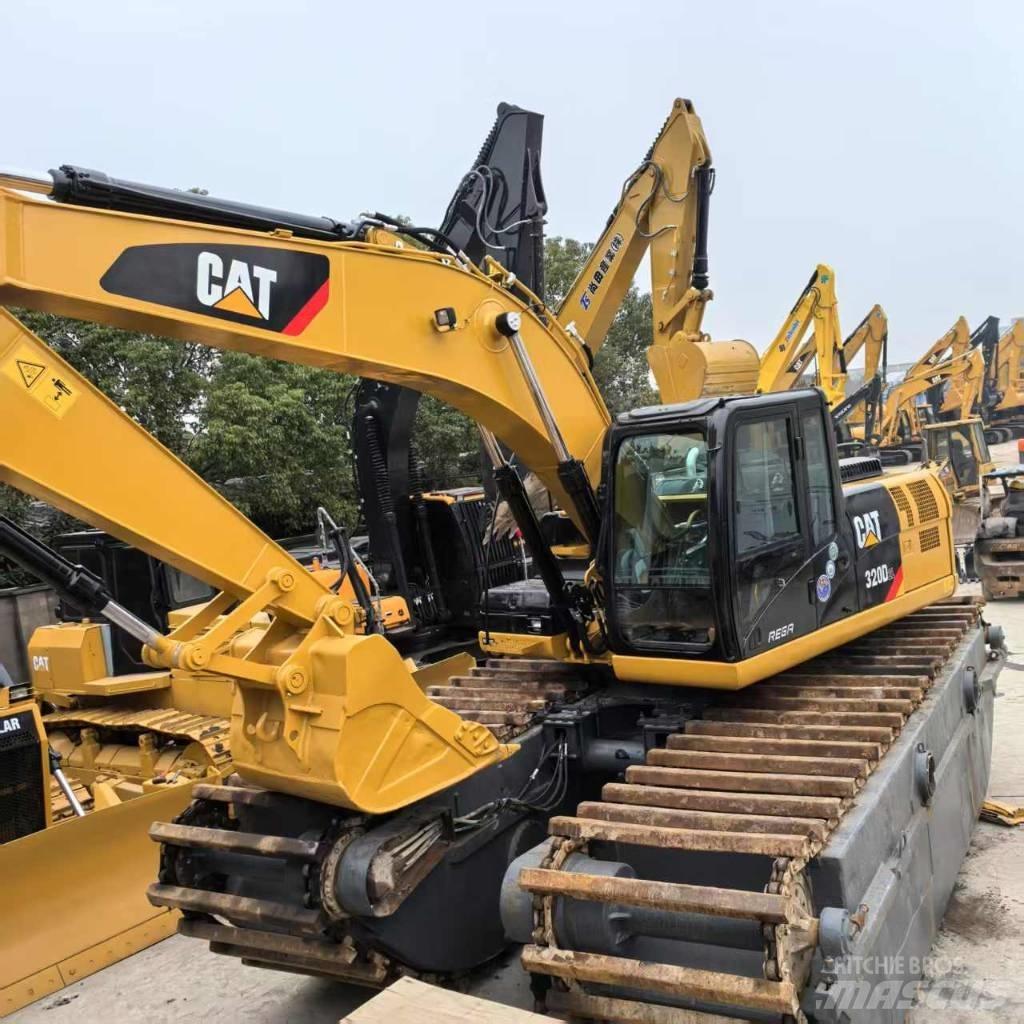 CAT 320 D 水陆两栖挖掘机