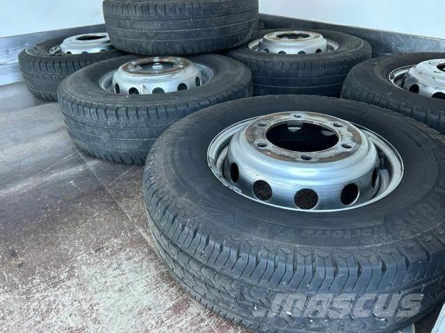 Iveco Daily 大型面包车