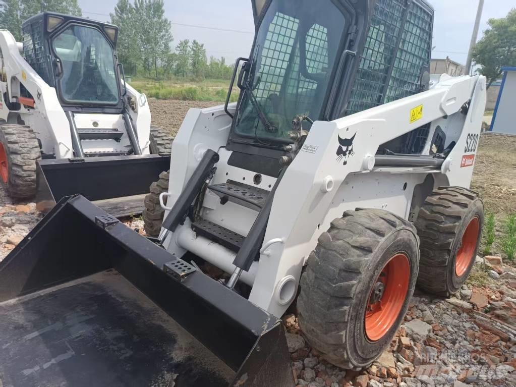 Bobcat S 220 滑移装载机
