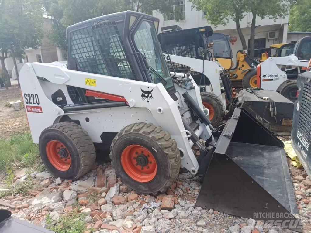 Bobcat S 220 滑移装载机
