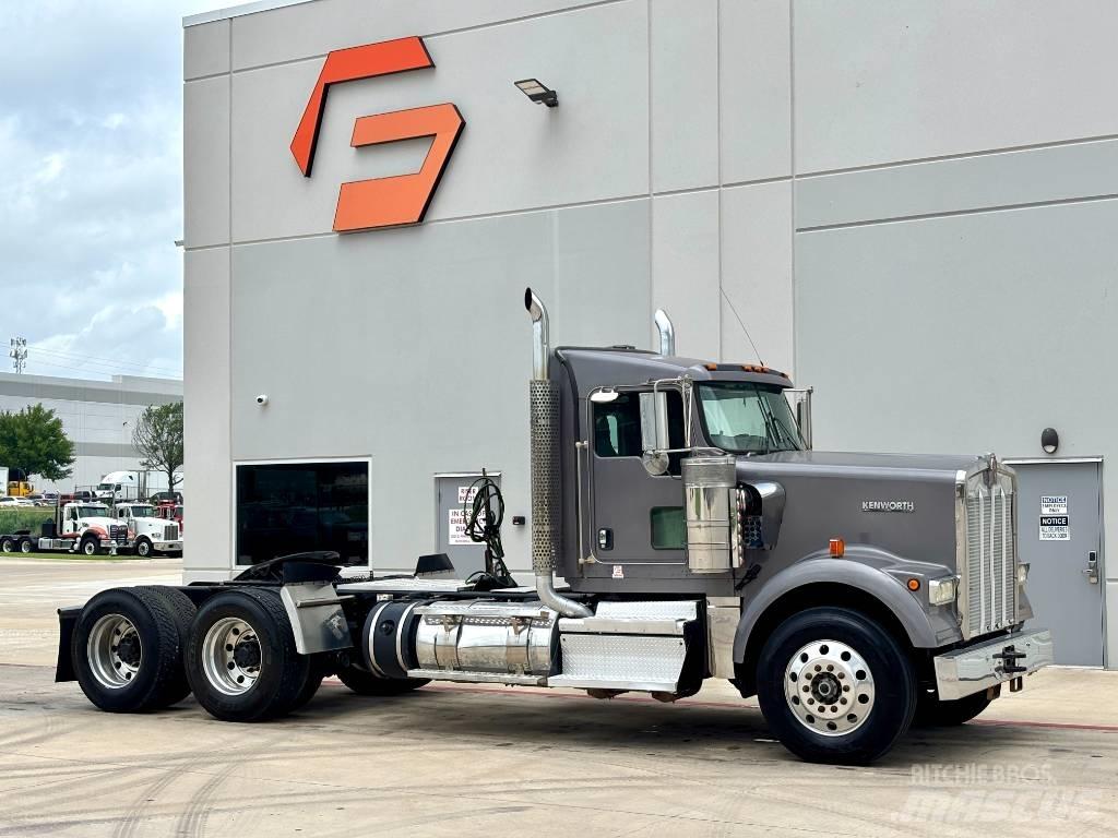 Kenworth W 900 牵引车