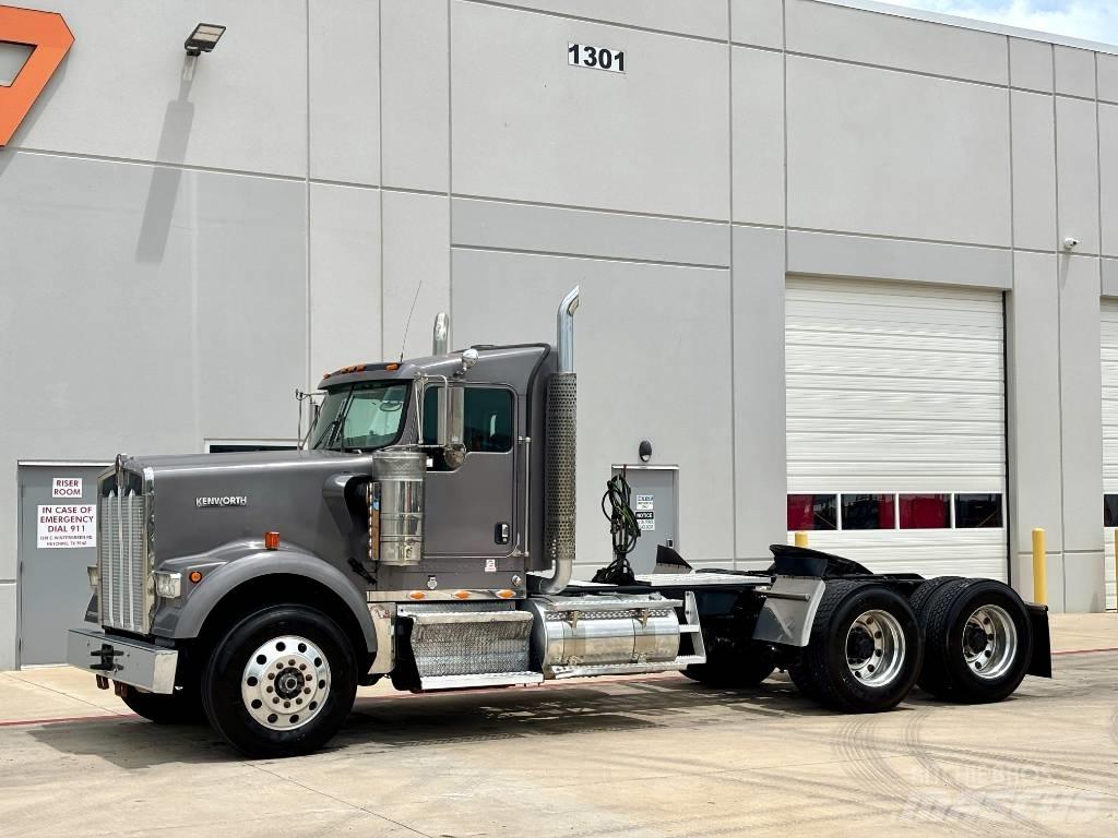 Kenworth W 900 牵引车