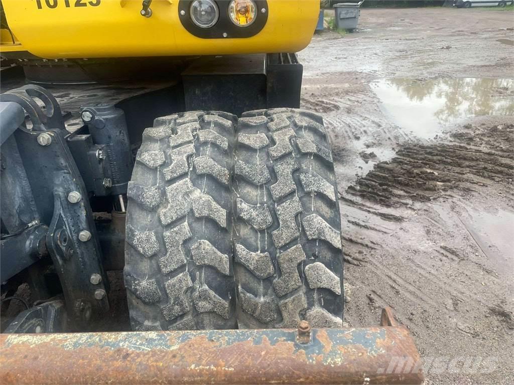 Komatsu PW148-10 轮式挖掘机