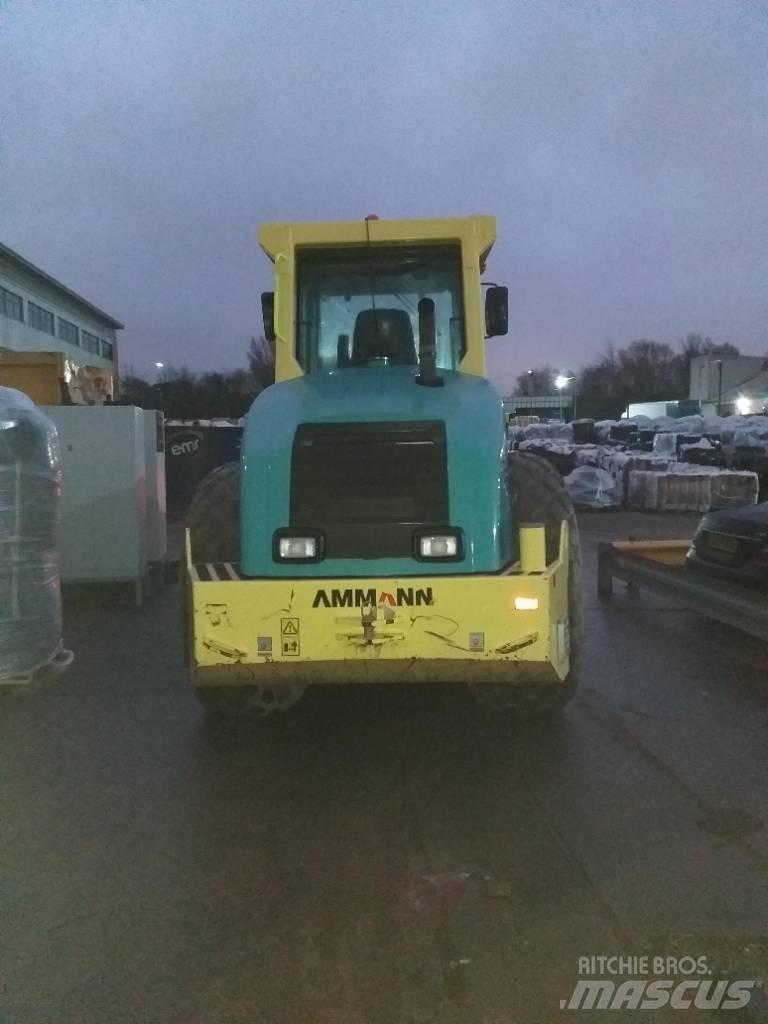 Ammann ASC 130 双轮压路机