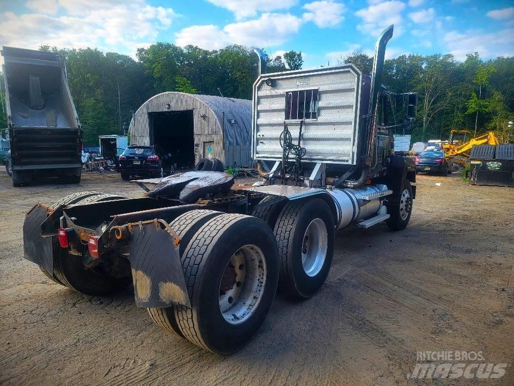 Mack CH 613 牵引车