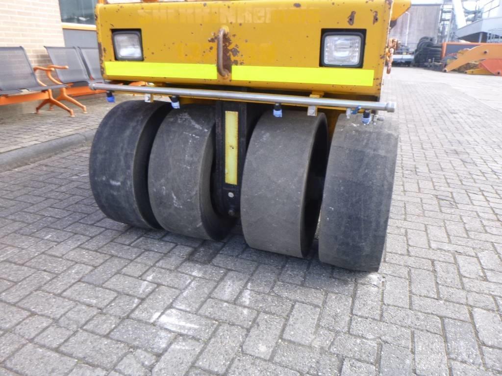 Sakai TS 160 胶轮压路机