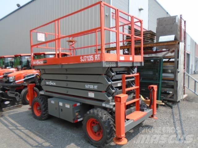 SkyJack SJ 7135 RT 剪叉式升降机