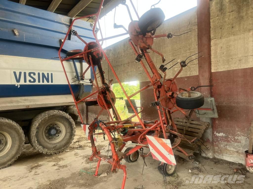 Lely TH 680 犁耙和摊草机