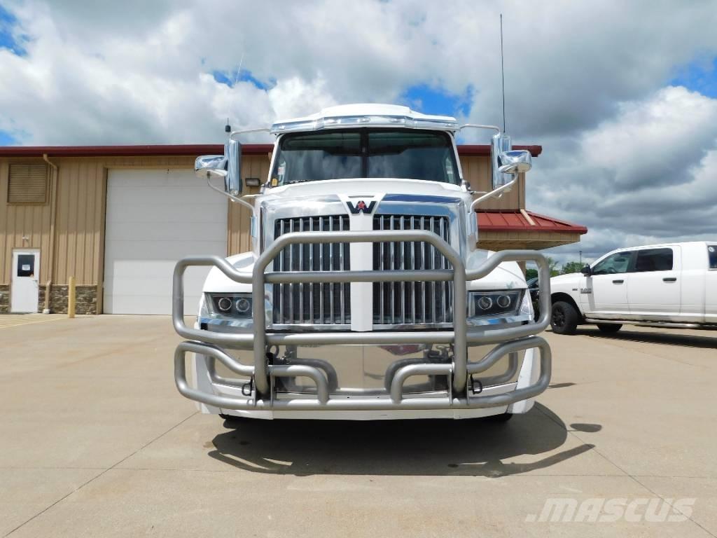 Western Star 5700 XE 牵引车
