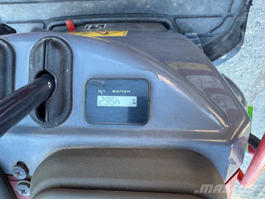 Yanmar SV08 (1E935) 小型挖掘机