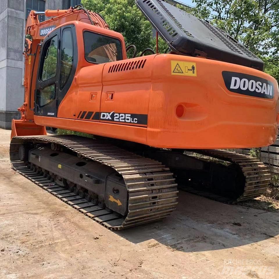 Doosan dx225 履带挖掘机