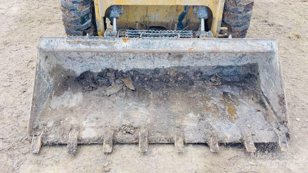 CAT 262D3 滑移装载机