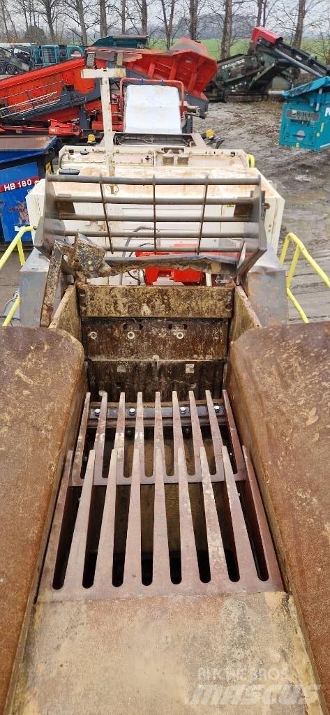 Sandvik QJ 241 移动式破碎机