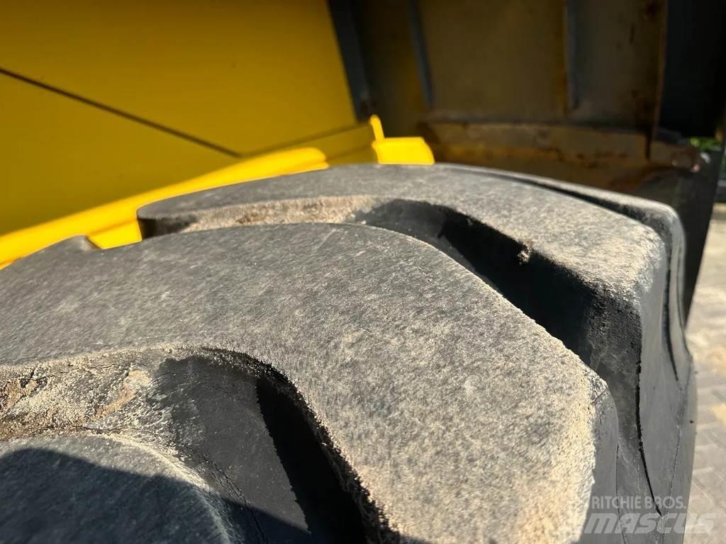 Komatsu WA270-3 轮式装载机