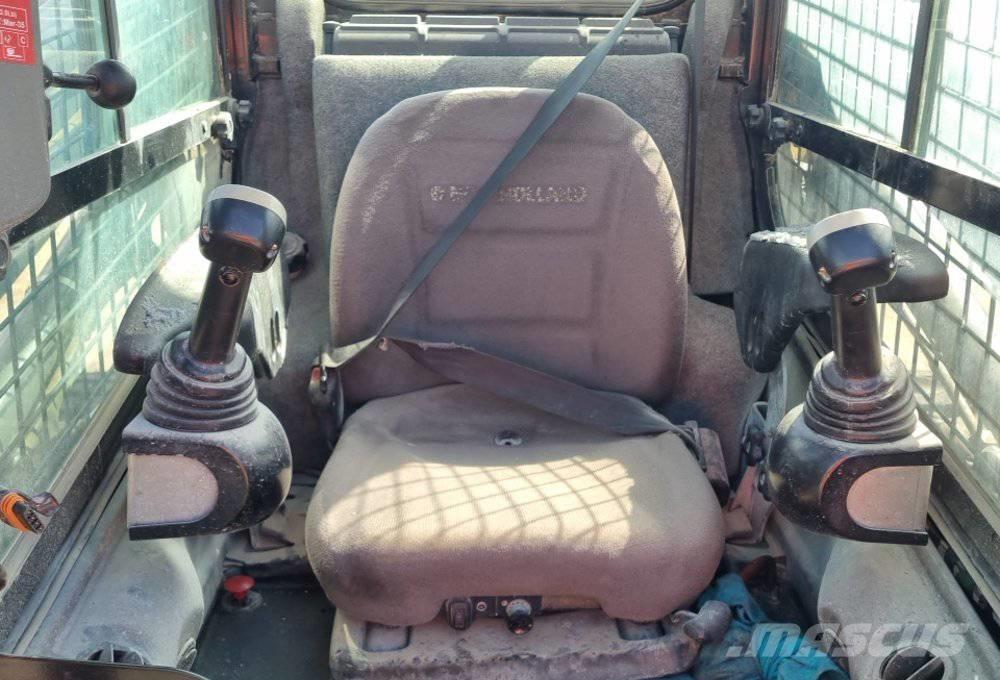 New Holland L 218 滑移装载机