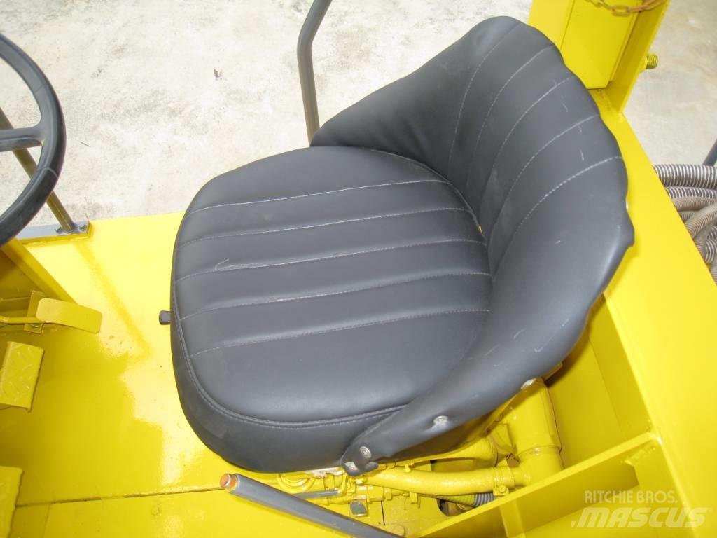 Sakai T2 胶轮压路机
