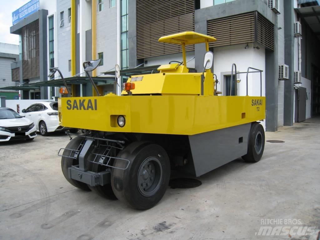 Sakai T2 胶轮压路机