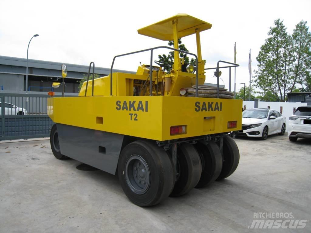 Sakai T2 胶轮压路机