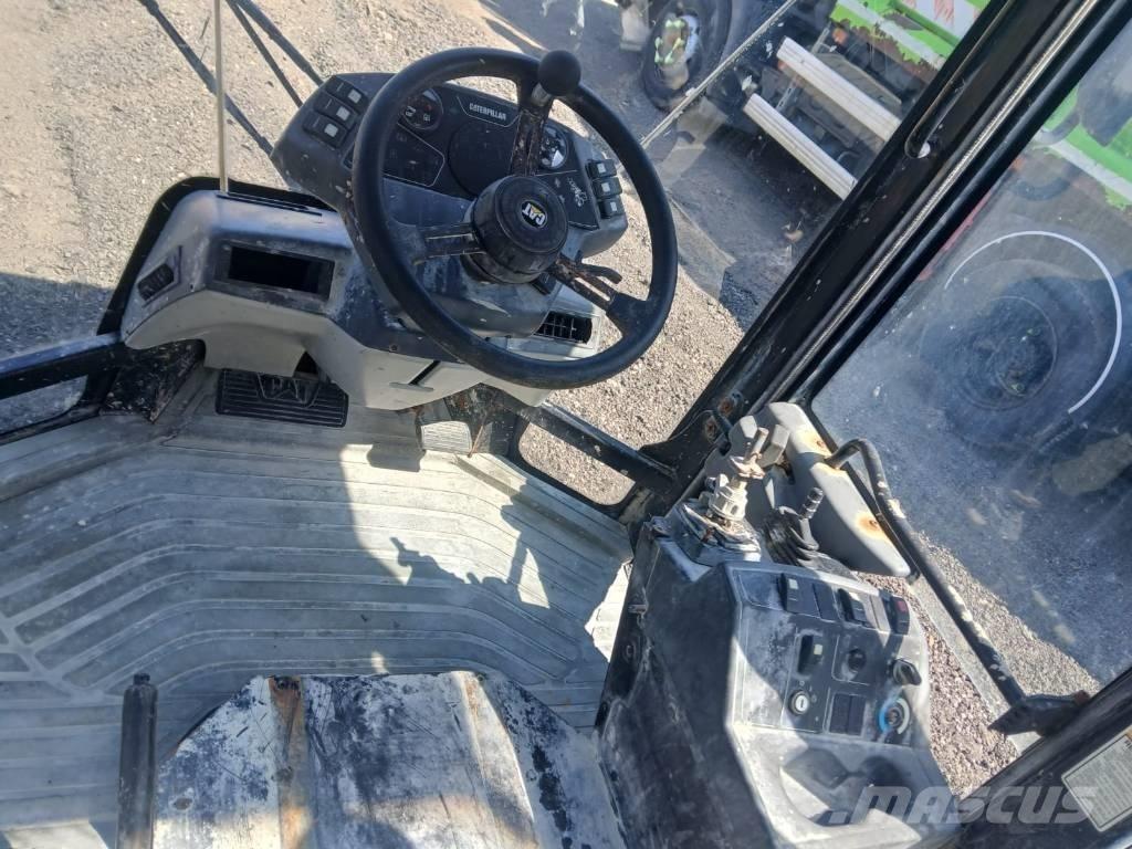 CAT 906 驾驶室与内部
