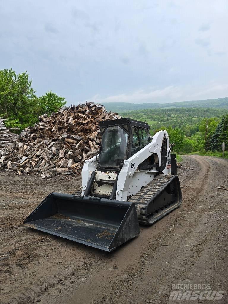 Bobcat T 320 滑移装载机
