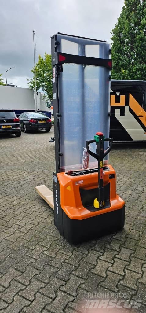 Doosan LSM 12 N 手推堆垛车