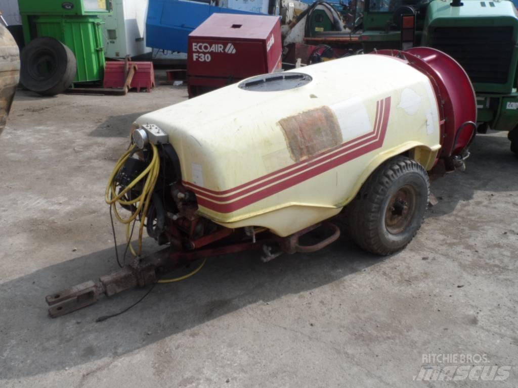 Hardi 1000 牵引式喷雾机