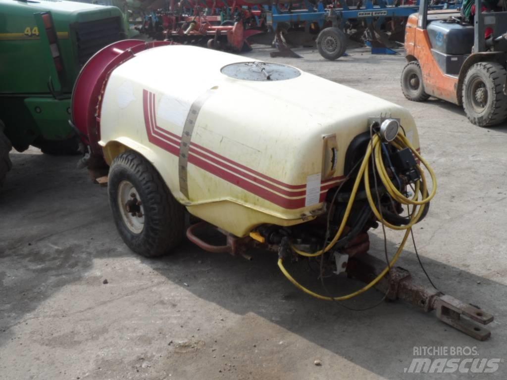 Hardi 1000 牵引式喷雾机