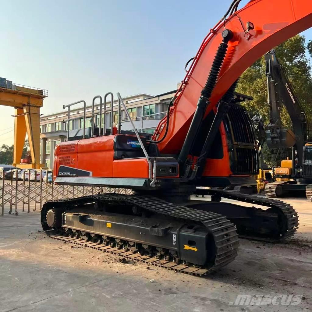 Doosan DX225LC-9C 履带挖掘机