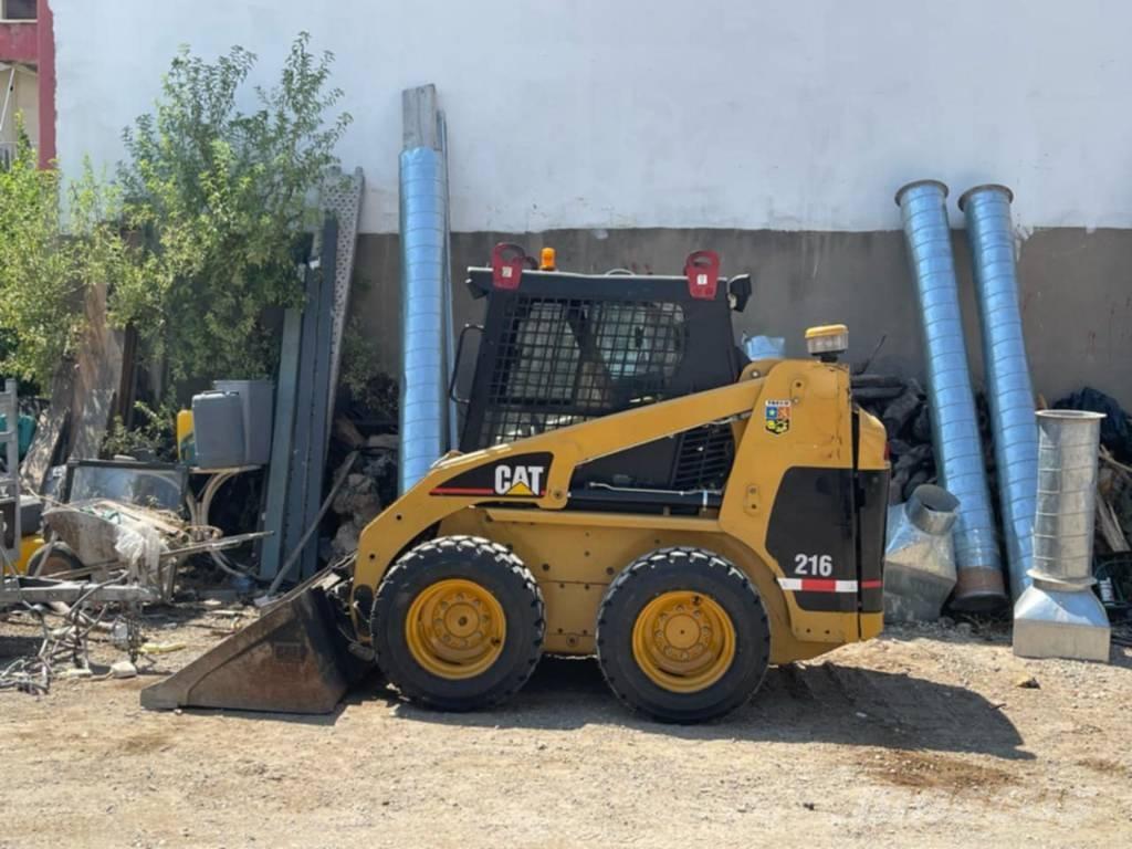 CAT 216 滑移装载机