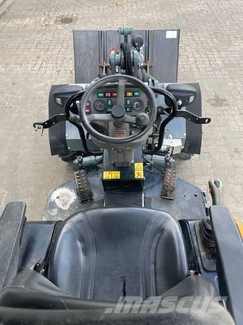 GiANT V452T X-TRA HD 小型装载机