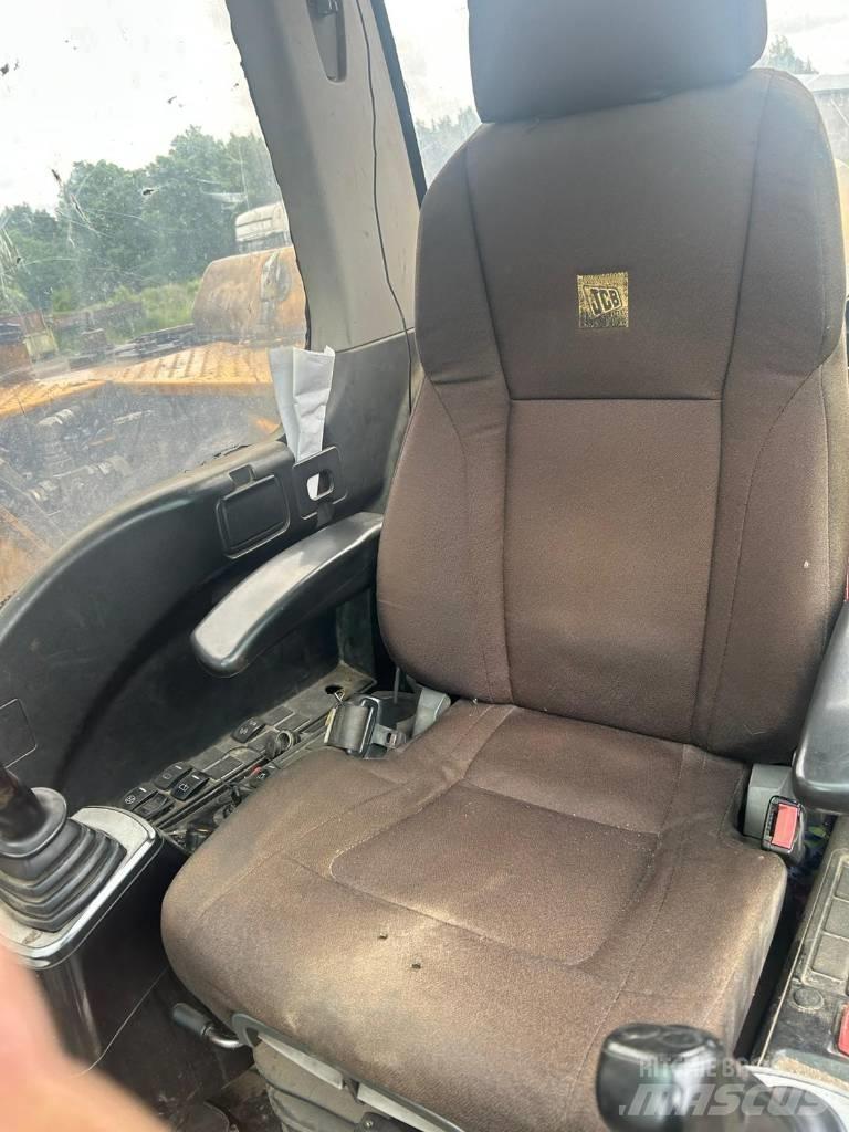 JCB JS 130 LC 履带挖掘机