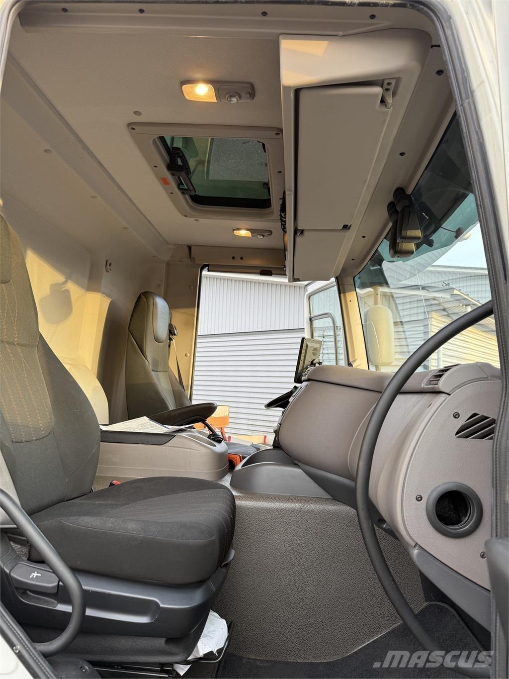 DAF CF 300 FA 4X2 厢式货车