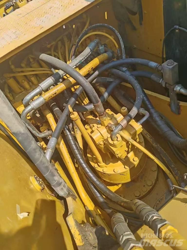CAT 323D 履带挖掘机