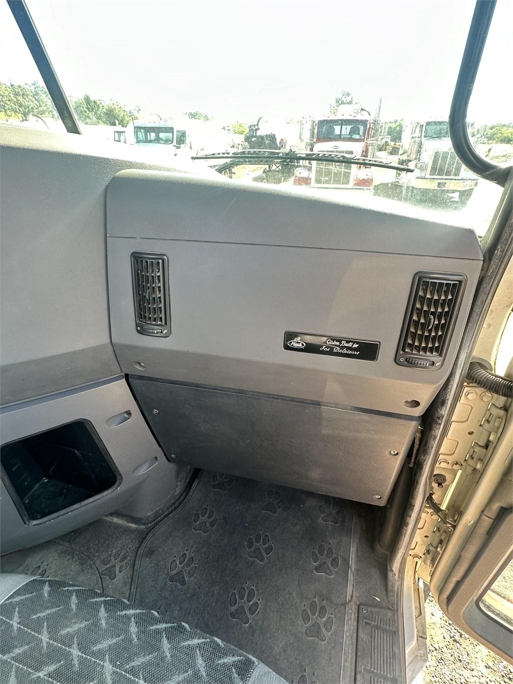Mack CHU 613 牵引车