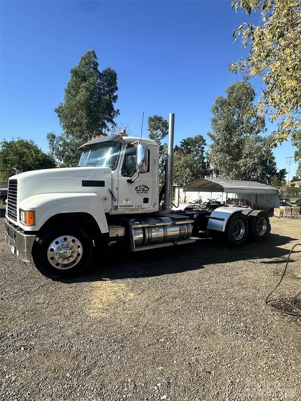 Mack CHU 613 牵引车