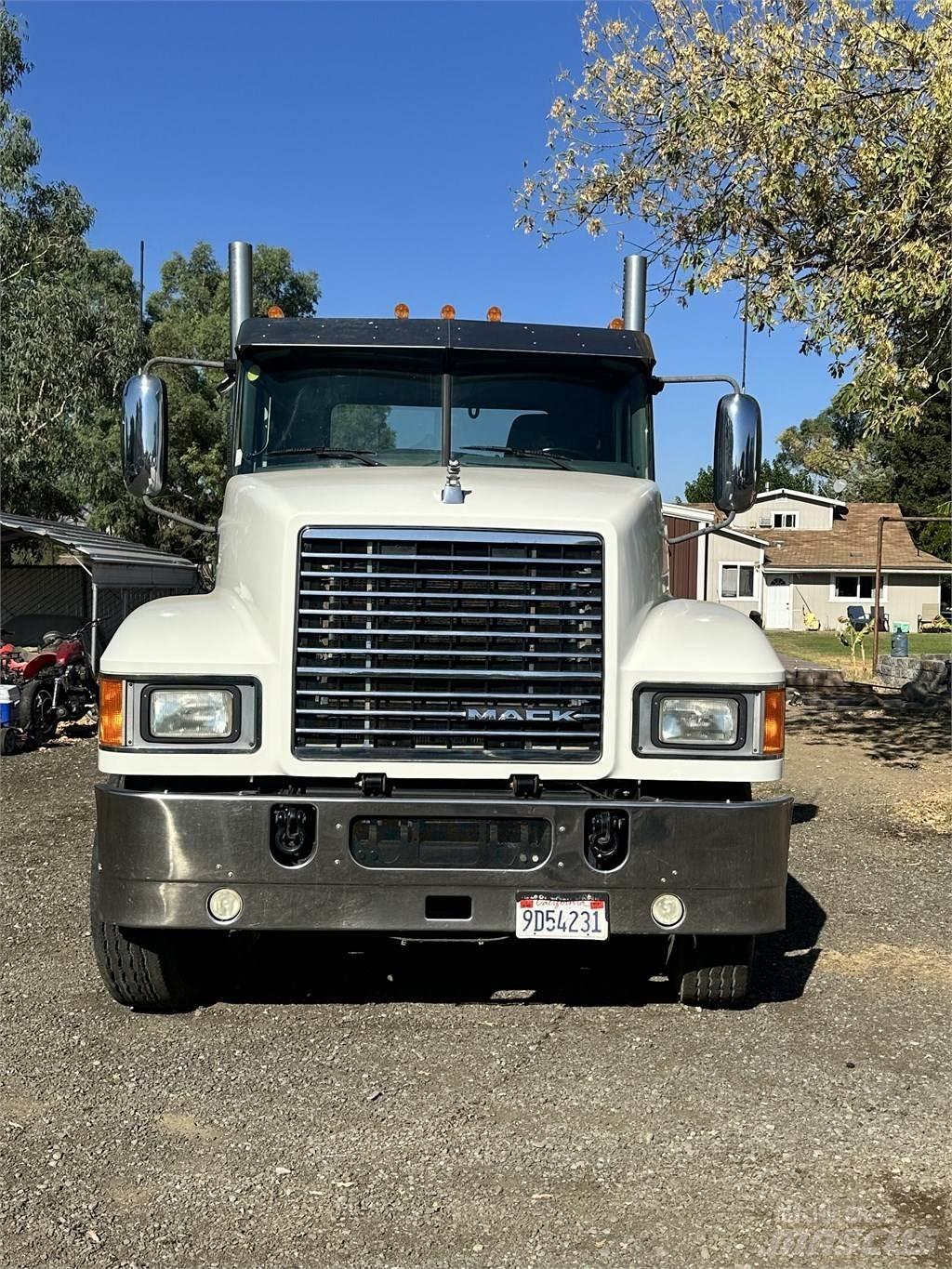 Mack CHU 613 牵引车