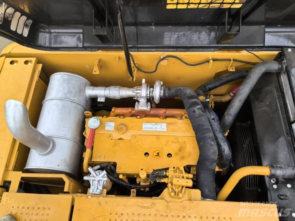 CAT 320D2 中型挖掘机