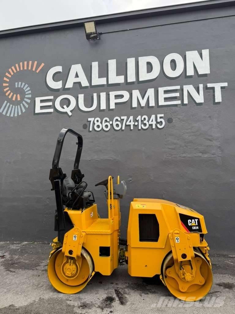 CAT CB 24 双轮压路机