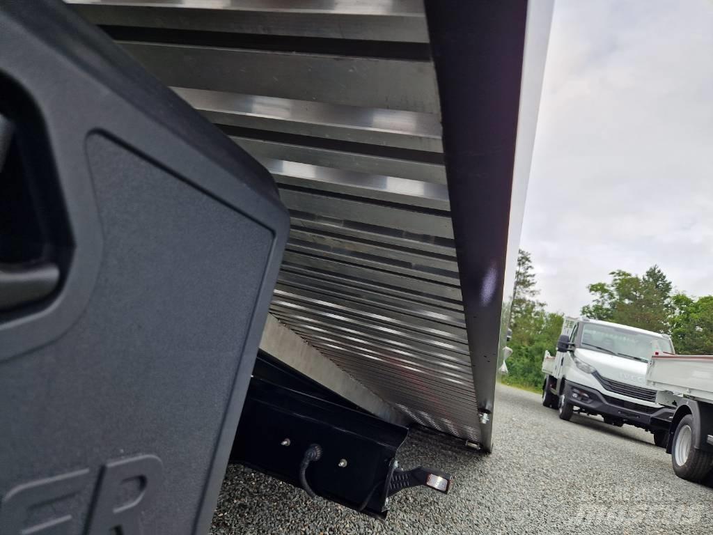 Nissan 35.13 大型面包车