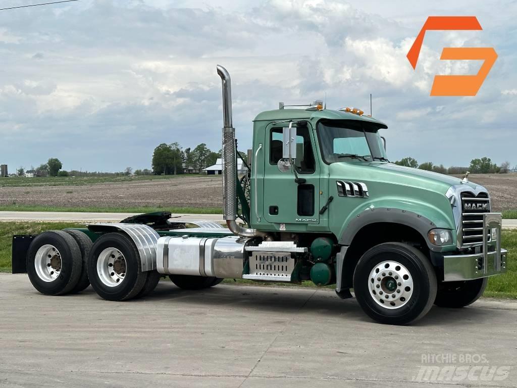 Mack GU713 牵引车